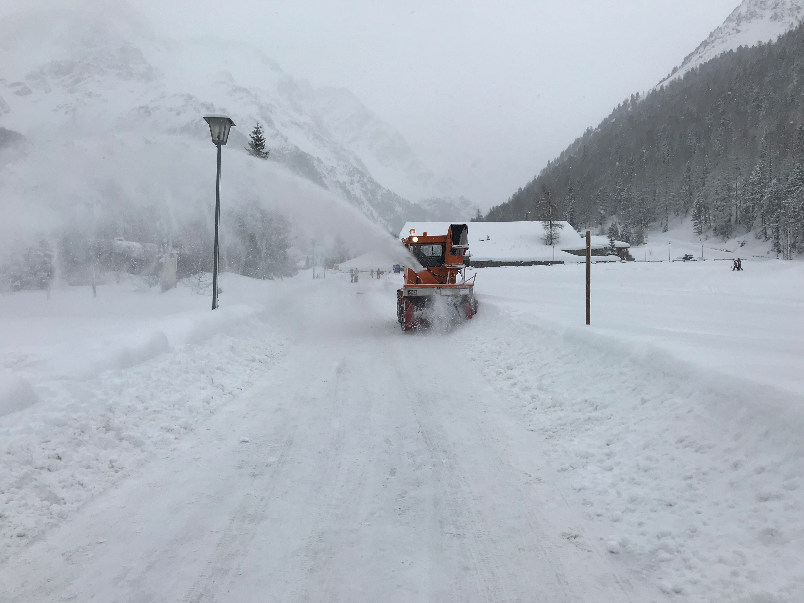 Winterdienst auf verschneiter Straße